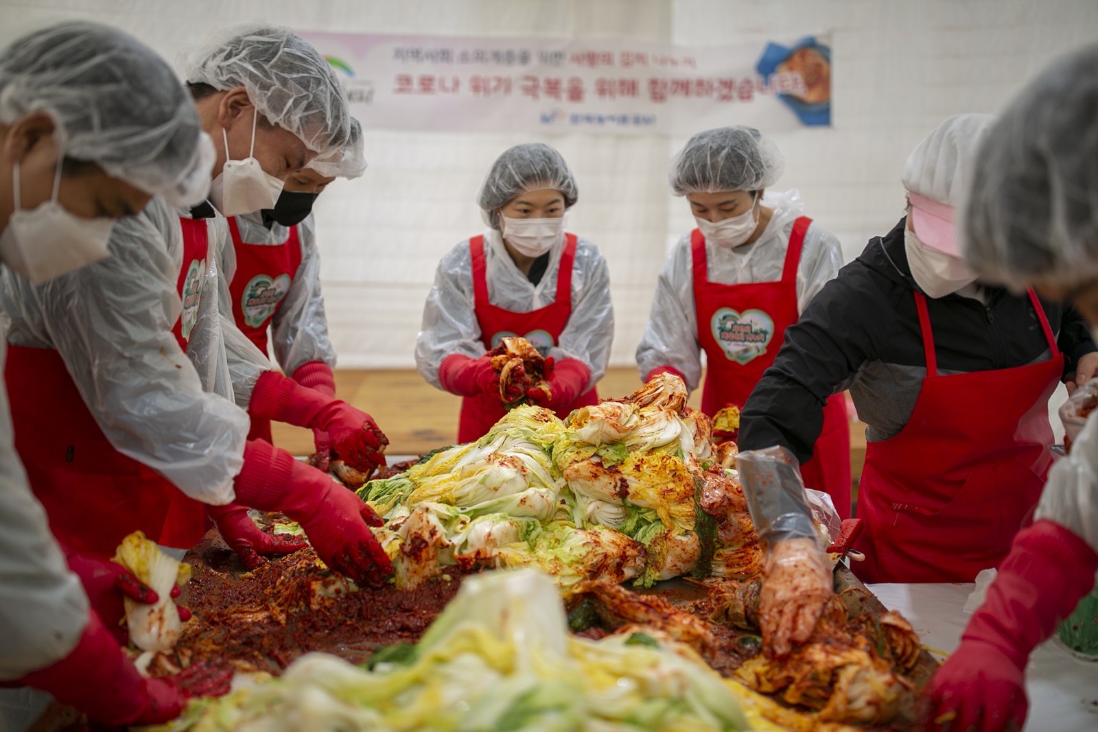 한국농어촌공사는 24일 나주 목사골 미래팜에서 직원들이 직접 담근 계절김치 360상자를  광주전남지역 복지시설 12곳에 전달했다.jpg